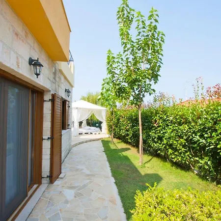 Bozis Private Pool Villa, Szíviri